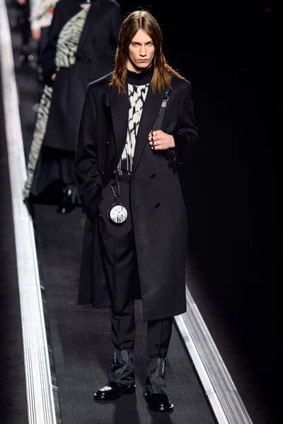 Look 16
